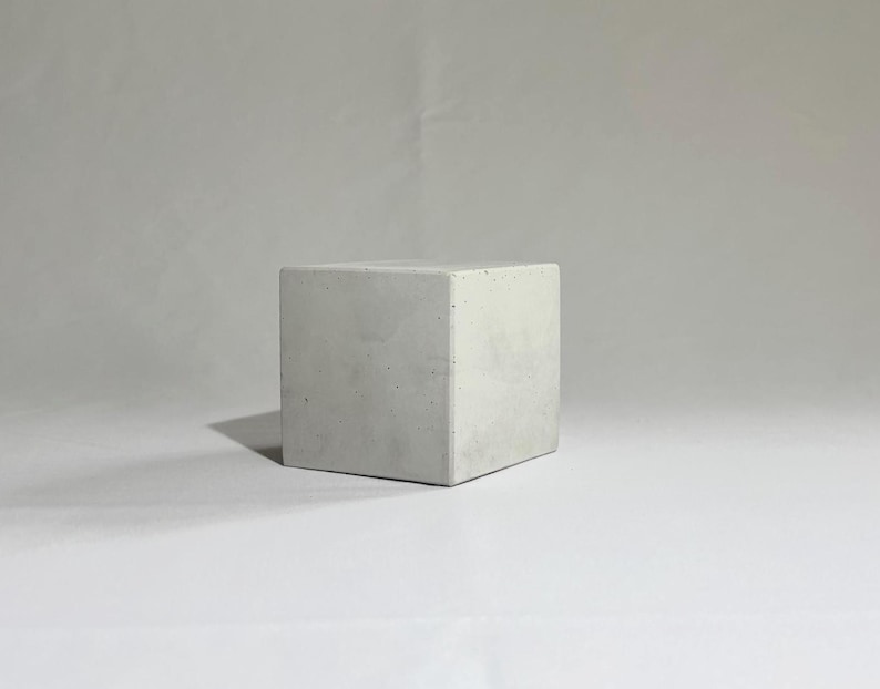 Betonwürfel Skulptur – Moderne geometrische Dekoration - Beschwerer image 3