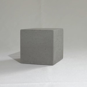 Betonwürfel Skulptur – Moderne geometrische Dekoration - Beschwerer image 4