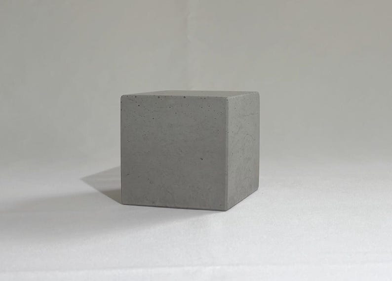 Betonwürfel Skulptur – Moderne geometrische Dekoration - Beschwerer image 4
