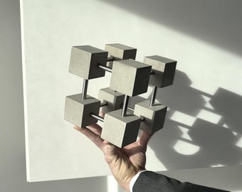 Betonwürfel Skulptur mit Edelstahl – Moderne geometrische Deko im Industrial-Stil