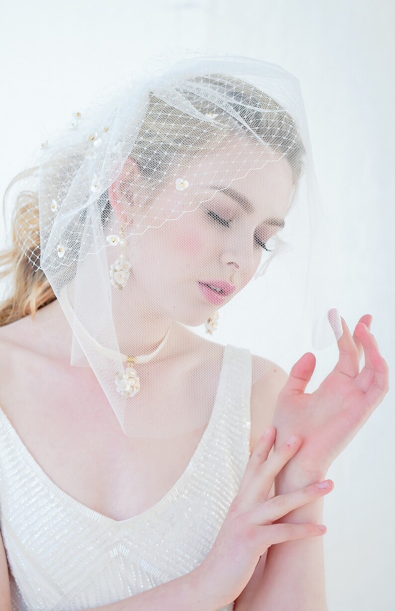 Velo da sposa, velo corto da sposa LEILA, doppi strati, strass Swarovski, fiori di conchiglia intagliati, velo a gabbia per uccelli, su ordinazione immagine 1