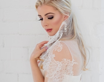 WEDDING VEIL Freya - SALE - One Tier Veil , Bridal Veil, elbow length Veil, chantilly lace veil, ivory veil