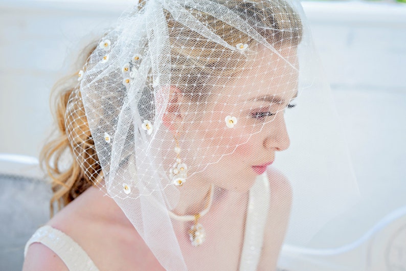 Velo da sposa, velo corto da sposa LEILA, doppi strati, strass Swarovski, fiori di conchiglia intagliati, velo a gabbia per uccelli, su ordinazione immagine 3