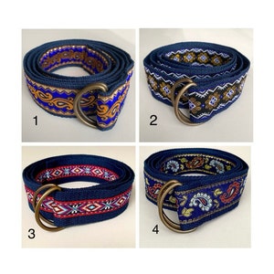 Può includere: Quattro cinture intrecciate blu diverse con motivi colorati e una fibbia in ottone. Le cinture sono numerate da 1 a 4.