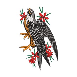 Peut inclure: Un écusson brodé représentant un faucon au plumage noir, blanc et orange, vu de profil avec les ailes partiellement déployées. L'oiseau est entouré de petites fleurs rouges aux feuilles vertes, réalisées avec un motif de point détaillé.