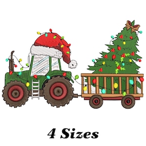 Puede incluir: Diseño bordado de un tractor verde con un gorro de Papá Noel y tirando de un remolque con un árbol de Navidad. El tractor y el árbol están decorados con luces de colores. El texto "4 Tamaños" está en la parte inferior.