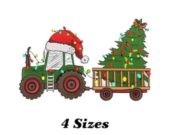 Könnte beinhalten: Gesticktes Design eines grünen Traktors mit Weihnachtsmütze, der einen Anhänger mit einem Weihnachtsbaum zieht. Der Traktor und der Baum sind mit bunten Lichtern geschmückt. Der Text "4 Größen" steht unten.