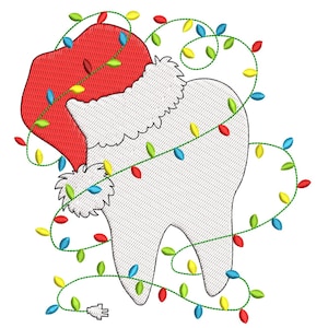 Puede incluir: Diseño bordado de un diente con un gorro de Papá Noel rojo con ribete blanco. El diente está envuelto en una cadena de luces navideñas de colores. Un enchufe está al final de la cadena de luces. El diseño está sobre un fondo blanco.