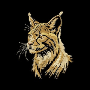 Op de afbeelding: Gedetailleerde borduursel van een lynxkop in goudgaren op een zwarte achtergrond. De lynx wordt in profiel weergegeven, met zijn kenmerkende oorpluimen, snorharen en intense blik. Het kunstwerk benadrukt de textuur en de details van het borduurwerk.