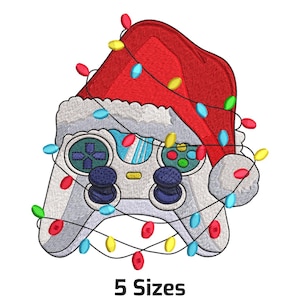 以下が含まれることがあります： サンタ帽とカラフルなクリスマスライトが付いた白いビデオゲームコントローラーのデザイン。 コントローラーには青と緑のボタンと方向パッドがあります。 テキスト「5サイズ」が下にあります。