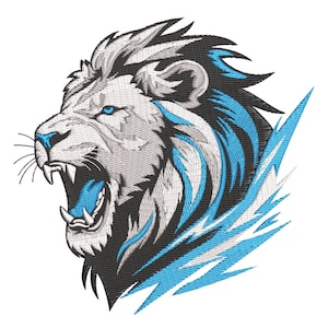 Puede incluir: Diseño bordado de una cabeza de león en blanco, negro y azul. El león ruge, con la boca abierta, los dientes descubiertos y la lengua azul visible. La melena y los detalles están bordados intrincadamente, creando un efecto texturizado. El diseño está sobre un fondo blanco.
