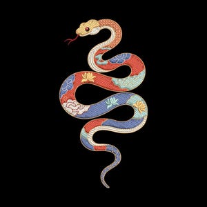 Puede incluir: Diseño de serpiente bordada en rojo, azul y dorado sobre fondo negro. La serpiente está estilizada con patrones florales y de nubes. La cabeza de la serpiente es dorada con una lengua roja.