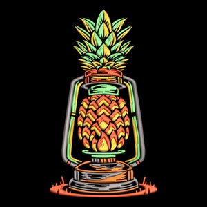 Op de afbeelding: Een kleurrijke illustratie van een ananas in een vintage lantaarn. De ananas is oranje en geel, met een groene en gele kroon. De lantaarn is omlijnd in groen, geel en oranje tegen een zwarte achtergrond.