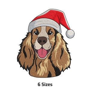 Könnte beinhalten: Gesticktes Bild eines glücklichen Hundes mit Weihnachtsmütze. Der Hund hat braunes und hellbraunes Fell, eine rosa Zunge und eine schwarze Nase. Die Weihnachtsmütze ist rot und weiß. Der Text "6 Größen" steht darunter.