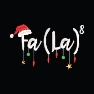 Op de afbeelding: Een feestelijke afbeelding op een zwarte achtergrond met de tekst "Fa (La)⁸" in het wit, versierd met een kerstmuts en hangende ornamenten. De ornamenten omvatten groene en rode ballen en gouden sterren, wat een vrolijk kerstontwerp creëert.