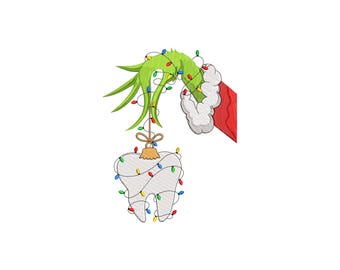 Könnte beinhalten: Cartoonbild einer grünen Hand, die einen zahnförmigen Schmuck mit Weihnachtsbeleuchtung hält. Die Hand stammt von einer Figur in einem rot-weißen Weihnachtsmannkostüm. Der Schmuck hängt an einer goldfarbenen Schnur.