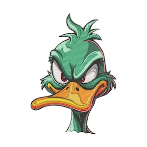 Pode incluir: Imagem bordada da cabeça de um pato de desenho animado com uma expressão zangada. O pato tem penas verdes, bico amarelo e laranja e olhos vermelhos. O design é detalhado e parece ser costurado.