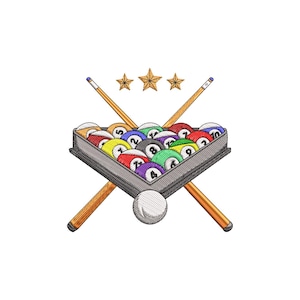 Peut inclure: Motif brodé d'une disposition de billard avec un triangle de boules numérotées dans un râtelier, deux queues de billard croisées, une bille blanche et trois étoiles dorées sur fond blanc.