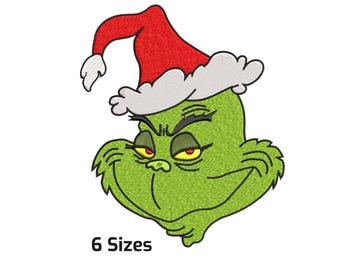 Könnte beinhalten: Gesticktes Design des Gesichts des Grinch mit Weihnachtsmütze. Der Grinch ist grün mit einem mürrischen Gesichtsausdruck, roten Augen und einer rot-weißen Weihnachtsmütze. Der Text "6 Größen" steht darunter.