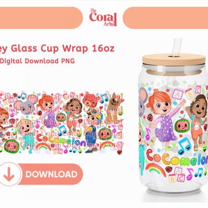 Puede incluir: Un vaso de vidrio transparente con tapa de madera y pajita, con un colorido diseño de Cocomelon. El diseño incluye personajes de dibujos animados, notas musicales y el texto "Cocomelon". El vaso está etiquetado como "Libbey Glass Cup Wrap 16oz".