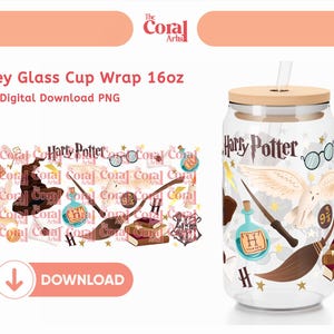 Puede incluir: Un vaso de vidrio Libbey transparente de 473 ml con un diseño de Harry Potter. El diseño incluye una escoba, un búho, una varita, una botella de poción y el texto "Harry Potter". La taza tiene una tapa de madera y una pajita.
