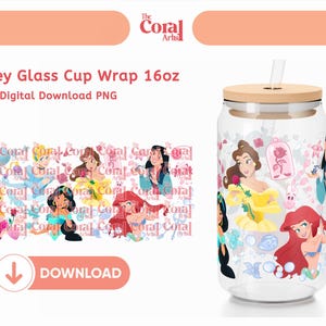 Puede incluir: Un vaso de vidrio transparente con tapa de madera y pajita, con ilustraciones de princesas de Disney. La taza está etiquetada como "Libbey Glass Cup Wrap 16oz" y es una descarga digital.