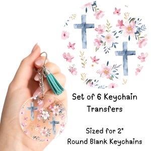 Op de afbeelding: Transparante acryl sleutelhanger met een turquoise kwast, zilverkleurige hardware en een bloemen kruisontwerp. De afbeelding toont ook een set van zes sleutelhanger transfers met een kruis- en bloemenontwerp. De tekst luidt "Set of 6 Keychain Transfers" en "Sized for 5 cm Round Blank Keychains."