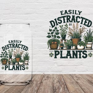 Op de afbeelding: Een glazen blik met een afbeelding van een rij potplanten en de tekst "Easily Distracted by Plants".
