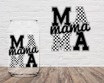 Puede incluir: Un diseño a cuadros en blanco y negro con la palabra "mama" en texto negro. El diseño está en un vaso de vidrio transparente.