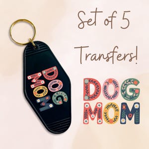Könnte beinhalten: Set mit 5 Bügelbildern mit dem Schriftzug "Dog Mom" in bunten Buchstaben mit floralen Akzenten. Die Buchstaben sind in einer Retro-Schriftart.
