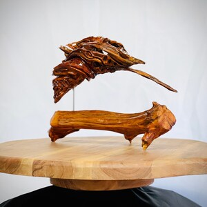 Tanzender Delfin - abstrakte Holzskulptur