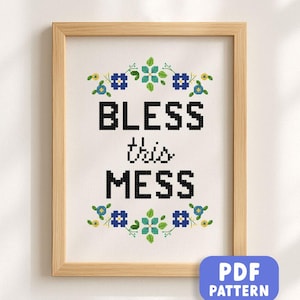 Wzór haftu krzyżykowego „Bless This Mess”: Kwiatowy, nowoczesny cytat (do pobrania w formacie PDF)