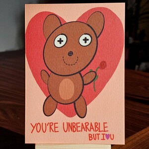 Tarjeta divertida de osito de amor: «Eres insoportable, pero te amo». Adorable, original y romántica para cumpleaños o aniversarios.