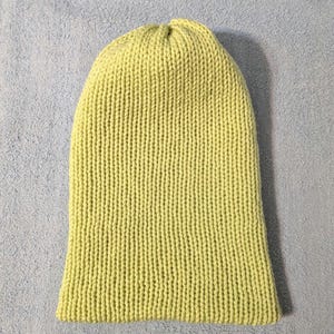 Puede incluir: Un gorro de punto verde claro. El gorro est&aacute; hecho de un hilo suave y texturizado y tiene un patr&oacute;n de punto acanalado. El gorro es de color liso y est&aacute; dise&ntilde;ado para ser usado en la cabeza.