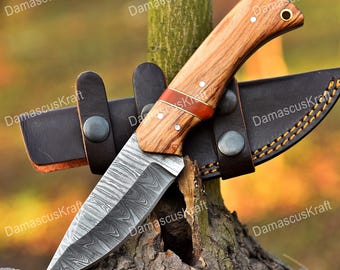 Couteau de chasse damas skinner fait main avec étui, cadeau de camping, cadeau d'anniversaire, cadeau de garçons d'honneur, anniversaire de mariage, cadeau personnalisé pour homme