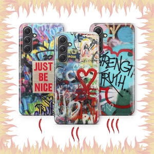 Könnte beinhalten: Drei Handyhüllen mit bunten Graffiti-Designs. Die erste Hülle zeigt die Worte "Just Be Nice" in roten Buchstaben. Die zweite Hülle hat ein rotes Herz und das Wort "League" in schwarzen Buchstaben. Die dritte Hülle zeigt die Worte "Strength Truth" in schwarzen Buchstaben.