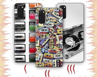 Puede incluir: Fundas para teléfono con diseños de cintas de cassette retro. Una funda muestra un collage colorido de cintas, otras muestran cintas individuales y una imagen en blanco y negro de una cinta. Las fundas están diseñadas para varios modelos de teléfono.