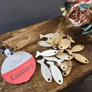 Schlüsselanhänger für Papa, Schlüsselanhänger aus Holz für Großvater, Angeln Schlüsselanhänger & Add-Ons, personalisierter Fisch, Laser geschnitten und graviert, handbemalt