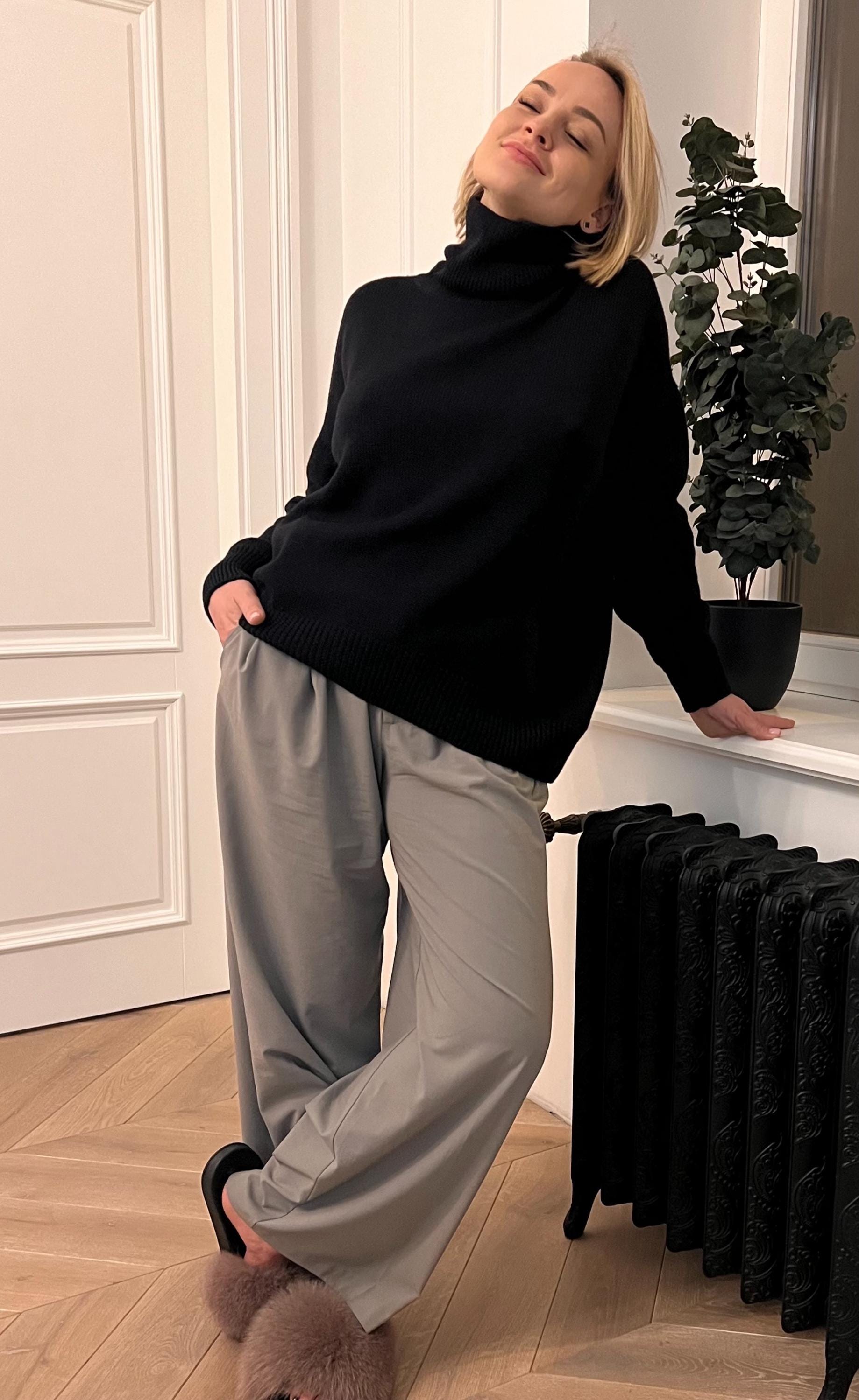 Suéter extragrande de cuello alto de lana merino negra: suave y cálido