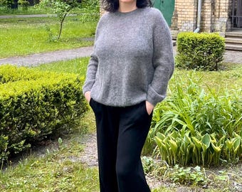 Suéter de mohair para mujer, color gris ceniza, corte holgado.