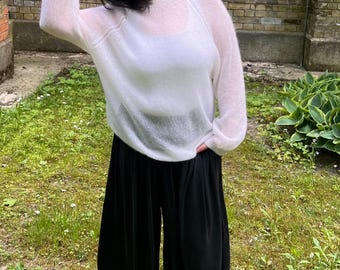 Suéter de punto de mohair blanco: corte holgado, mangas largas