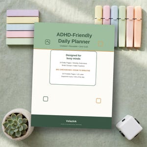 Puede incluir: Un planificador diario ADHD-Friendly con una cubierta verde y blanca que presenta el texto: ADHD-Friendly Daily Planner, Undated, Reusable, Zero Guilt, Designed for busy minds, 10 Daily Pages, Weekly Overviews, Brain Dumps, Habit Trackers, BIG CHECKBOXES, ROOM TO BREATHE, 30 Printable Pages, US Letter, Dopamine menu, Win of the day y Velazink.