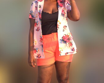 Damset med blommig rosa kavaj och shorts – Chic 2-delat