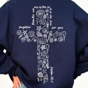Sudadera cristiana playera, camiseta inspirada en el océano, sudadera con capucha de chica coco, regalos de playa, camiseta moderna con conchas marinas, regalo para una mejor amiga católica, R974 imagen 5