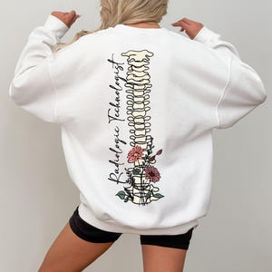 Bluza technika radiologa, koszulka technika radiologii z kwiatowym wzorem, koszulka ze szkieletem radiologii, sweter technika rentgenowskiego, prezent na ukończenie studiów radiologicznych, RN1047