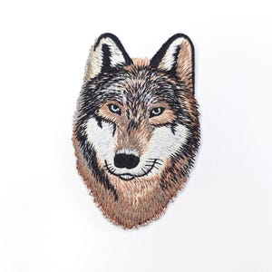 Wolf Embroidered Patch: Realistic Animal Badge for Jackets