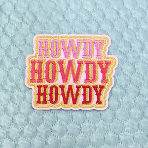 Parche "HOWDY", parche bordado, parche rosa, parche de letras termoadhesivo, parches para sombreros, parches para bolsos, parches para ropa, parches modernos, parches DIY.