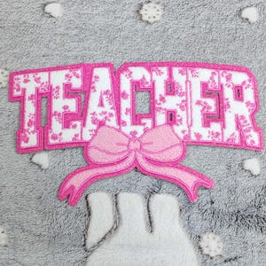 Parche de profesor con lazo. Parches termoadhesivos con letras. Parche rosa de profesor. Parche para chaquetas, mochilas, ropa y vaqueros. Regalos para hombres.