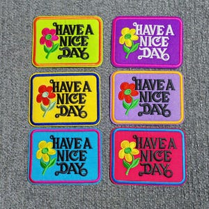 ¡Seis colores de productos se venden juntos! Parches bordados "Que tengas un buen día". Parches para planchar o coser, parches para gorras de camionero, parches para bolsos y mochilas.