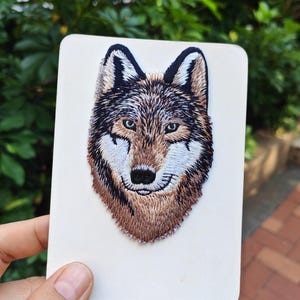 Écusson brodé tête de loup : insigne animal réaliste pour veste (2,44 x 3,74 po.).